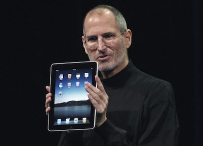 Steve Jobs sostiene el primer ipad durante su presentación en enero de 2010.