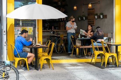 Pela primeira vez desde março, Nova York permite a utilização do interior de seus restaurantes, como o da foto, com 25% da capacidade.