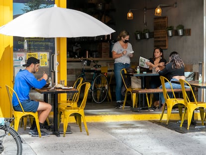 Pela primeira vez desde março, Nova York permite a utilização do interior de seus restaurantes, como o da foto, com 25% da capacidade.