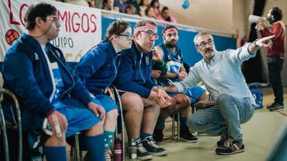 Javier Fesser (derecha), en el rodaje de 'Campeones'.