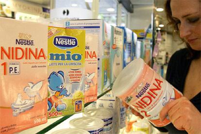 Una mujer observa uno de los productos de Nestle que la justicia italiana ha ordenado retirar, hoy en Roma.