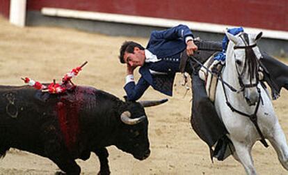 Sergio Galán se adorna con la suerte del teléfono en uno de sus toros.