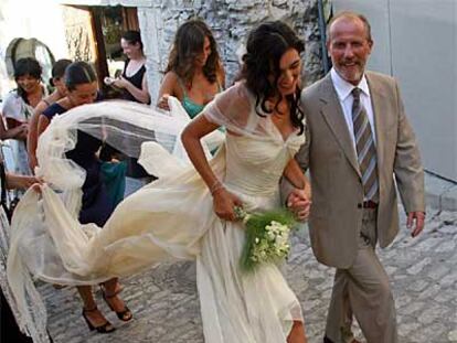 La novia de Jean Reno, la modelo Zofia Borucka, acompañada por su padre, camino del ayuntamiento.