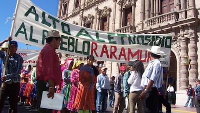 Manifestación de las comunidades rarámuris pertenecientes en Guadalupe y Calvo por el acoso y los asesinatos que sufre su pueblo.