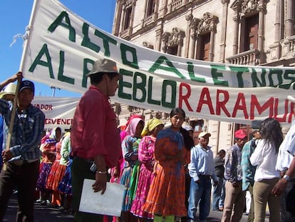 Manifestación de las comunidades rarámuris pertenecientes en Guadalupe y Calvo por el acoso y los asesinatos que sufre su pueblo.