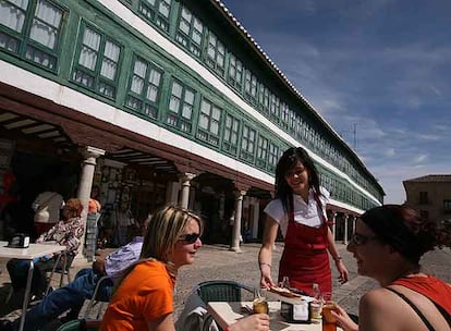 Plaza Mayor de Almagro (Ciudad Real), enclave de la ruta Pedro Almodóvar (en una de sus casonas rodó escenas de <i>Volver).</i>