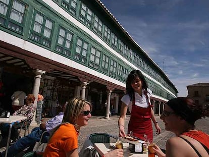 Plaza Mayor de Almagro (Ciudad Real), enclave de la ruta Pedro Almodóvar (en una de sus casonas rodó escenas de <i>Volver).</i>