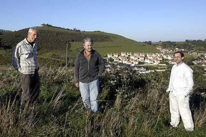 Óscar Losa, Mariano Gómez de Vallejo y José Miguel Toraya, de izquierda a derecha, en el monte de la Picota, de Mortera, cerca de la cueva de los Perros.