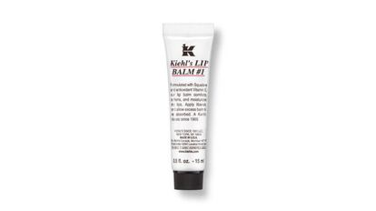 La recomendación de la marca es aplicar este bálsamo labial generosamente y que se vaya absorbiendo poco a poco. KIEHL’S.