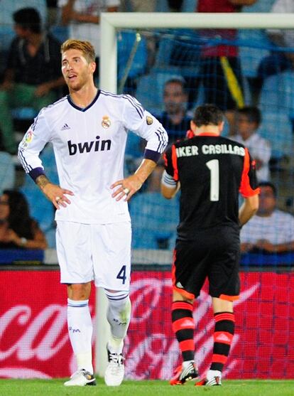 Sergio Ramos y Casillas, tras encajar el gol de Barrada.