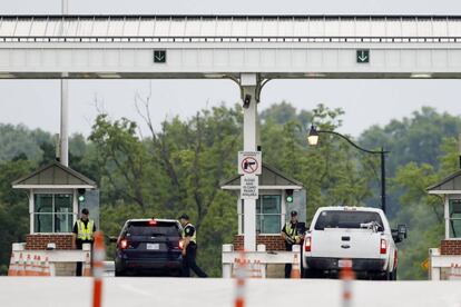 Dois carros chegam à prisão de Fort Leavenworth, nesta quarta-feira.