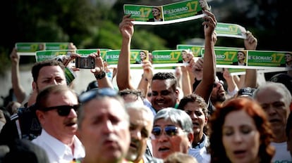 Apoiadores de Bolsonaro, no dia 16, em frente ao hospital Albert Einstein, onde ele está internado após ser esfaqueado.