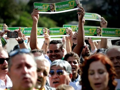 Apoiadores de Bolsonaro, no dia 16, em frente ao hospital Albert Einstein, onde ele está internado após ser esfaqueado.