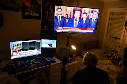 Jóvenes observan el discurso del presidente Donald Trump  tras el ataque.