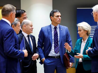 Pedro Sánchez, en el centro de la imagen, junto a Mario Draghi, Olaf Scholz y Ursula von der Leyen, en la cumbre de la UE en Bruselas este viernes.