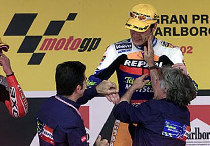 Fonsi Nieto recibe las felicitaciones de Jorge Martínez, <b></b><i>Aspar,</i> y su tío Ángel Nieto.