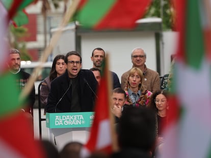 El candidato de EH Bildu, Pello Otxandiano, el miércoles en un acto de campaña en Santurtzi (Bizkaia).