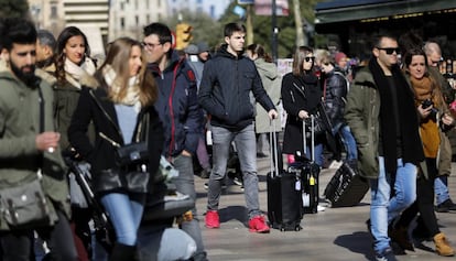 Turistas paseando por el centro de Barcelona.