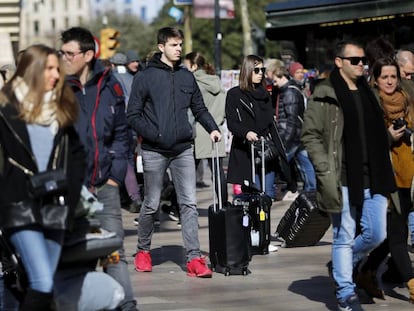 Turistas paseando por el centro de Barcelona.