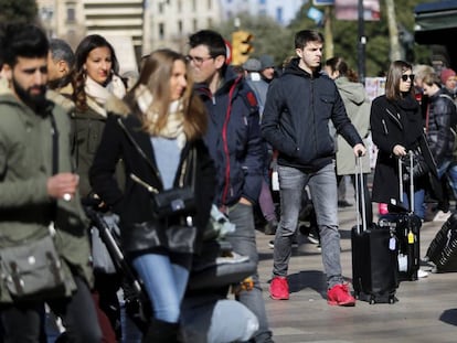 Turistas paseando por el centro de Barcelona.