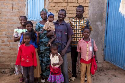 La familia de Grace en su casa de Chad.