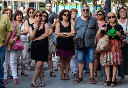 Veïns de L'Hospitalet de Llobregat durant el minut de silenci per la mort de la jove de 21 anys Rita Nicola, assessinada per la seva exparella.