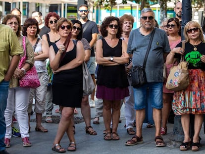 Veïns de L'Hospitalet de Llobregat durant el minut de silenci per la mort de la jove de 21 anys Rita Nicola, assessinada per la seva exparella.