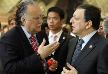 El alcalde de Bilbao, Iñaki Azkuna (izquierda), charla con el presidente de la Comisión Europea, José Manuel Durão Barroso, durante la inauguración oficial del pabellón bilbaíno en la Exposición Universal de Shanghai.