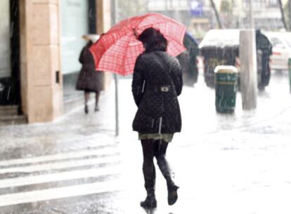 Lluvia, granizo y rachas de viento fuerte hoy a mediodía en Bilbao.