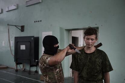 Un instructor del club patriótico militar de Donetsk 'Los herederos de la historia' enseña a matar con cuchillo.