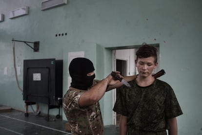 Un instructor del club patriótico militar de Donetsk 'Los herederos de la historia' enseña a matar con cuchillo.