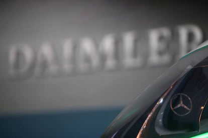 Un Mercedes Benz de Daimler en la sede de la compa&ntilde;&iacute;a en Stuttgart