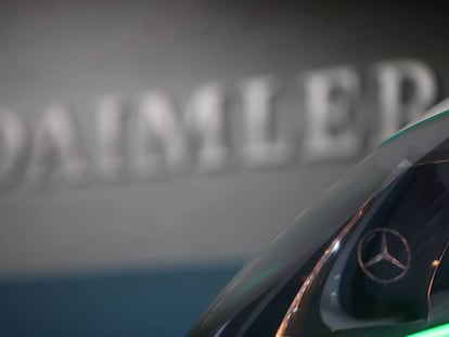 Un Mercedes Benz de Daimler en la sede de la compa&ntilde;&iacute;a en Stuttgart