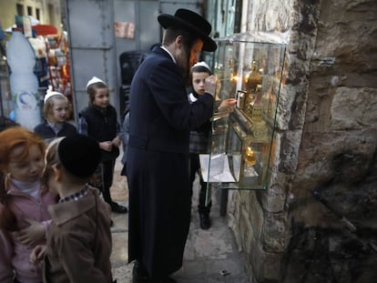 Un ultraortodoxo prende una vela en la segunda noche de la fiesta judía Hanukkah en Jerusalén.
