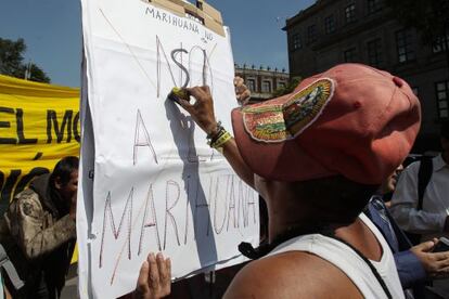 Activistas protestan a las afueras de la Corte Suprema