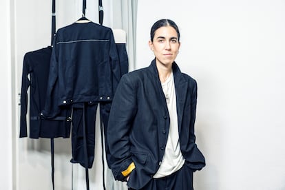 Carlota Barrera, la diseñadora encargada este año de los uniformes del estand de EL PAÍS en Arco, fotografiada en su taller del centro de Madrid.