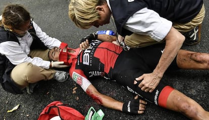 Los m&eacute;dicos asisten a Richie Porte.