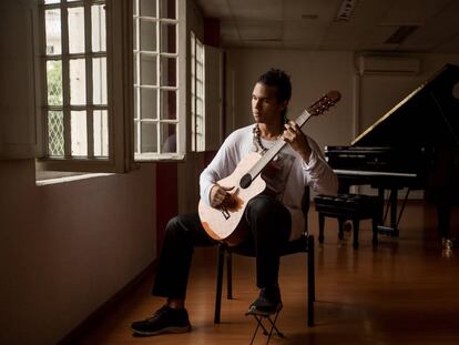 Firmino em uma sala da Tom Jobim.