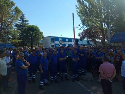 Trabajadores de metro guardan un minuto de silencio en memoria del compañero que murió por la exposición al amianto.