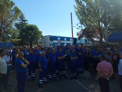 Trabajadores de metro guardan un minuto de silencio en memoria del compañero que murió por la exposición al amianto.