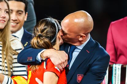 Luis Rubiales besa a Aitana Bonmati después de ganar el Mundial, el pasado domingo.