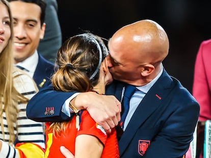 Luis Rubiales besa a Aitana Bonmati después de ganar el Mundial, el pasado domingo.