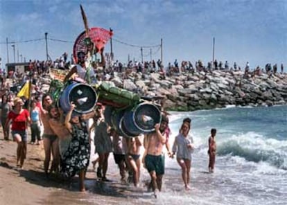 Manifestación acuatica anti-Fórum, en la Playa de la Nova Mar Bella de Barcelona.