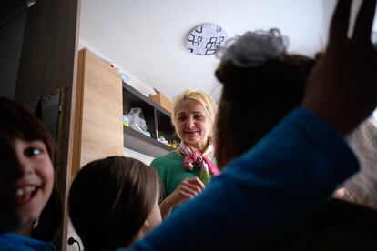 “Cómo se dice… ¡radiador!”. Las pequeñas levantan la mano para ganar un caramelo. Si fallan, otras pueden intentarlo. Los chicos parecen menos interesados en participar. Lebedeva, que además de la comida no deja de regalar besos en la frente, ríe al explicarlo: “Aciertan menos”.