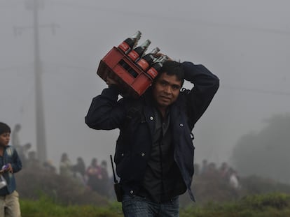 Un habitante de los Altos de Chiapas (México) carga una caja de refrescos, en una imagen de archivo.