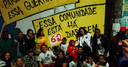 Integrantes de la comunidad favela Morro dos Prezeres (Brasil). En la foto se celebran 62 días sin, los anteriores, incontables tiroteos.