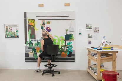 Wood, pintando la obra 'Still Life with Wood Panels' (2018) en su estudio de Los Ángeles.