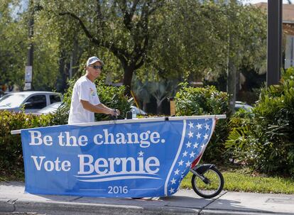 Un partidario del precandidato presidencial demócrata Bernie Sanders, en Miami, Florida.