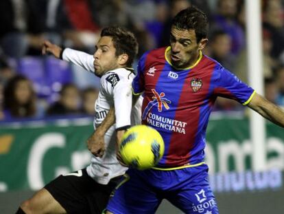 Javi Venta pugna por el bal&oacute;n con Jordi Alba en el Levante-Valencia de la pasada temporada