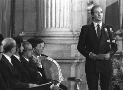 El 1 de enero de 1986, la entonces CEE se convierte en la Europa de los 12 con la entrada de España y Portugal. En la imagen, el Rey Juan Carlos, durante el acto de la firma del Tratado de Adhesión de España a la Comunidad Económica Europea en el Palacio Real de Madrid. A su lado, Felipe González, Fernando Morán y Manuel Marín.